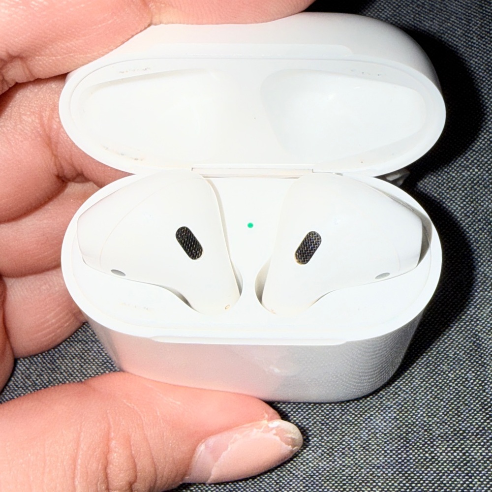 Apple Wireless Earbuds with Charging Case - White - Picture 6 of 8